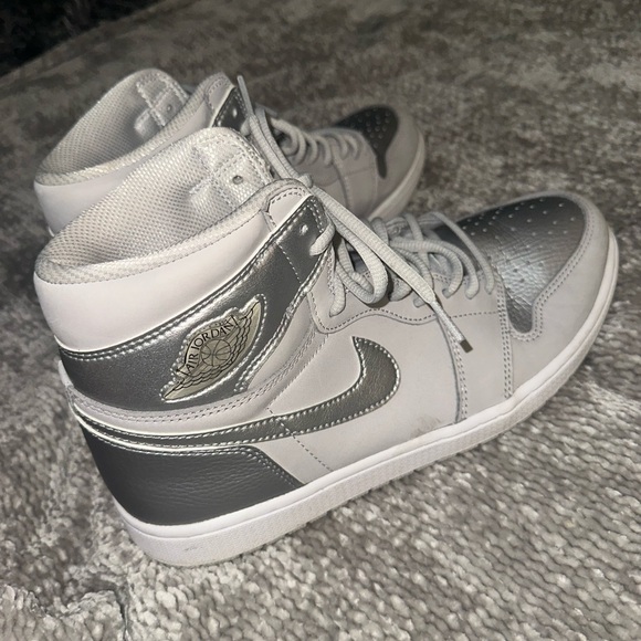 Nike Jordan 1 Retro High - Picture 2 of 5